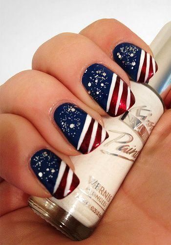 manicura patriota con rayas y estrellas para el 4 de julio